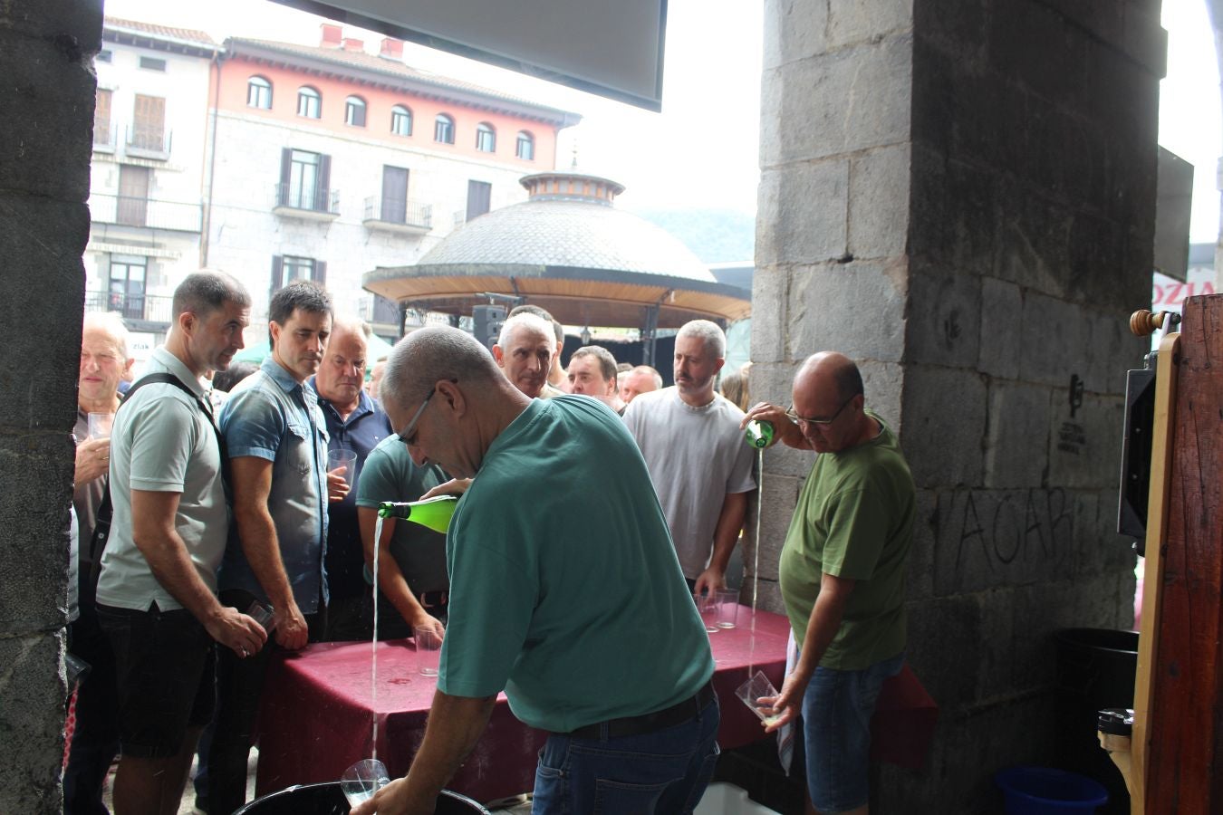 Santio Egun ezin hobea ari dira igarotzen Azpeitian
