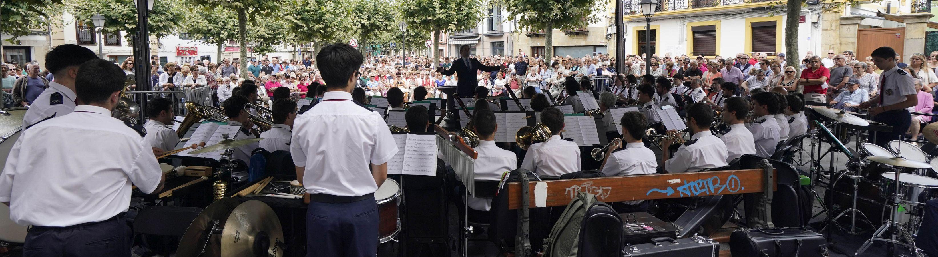 Así resonaron las polkas de Santiago en Irun