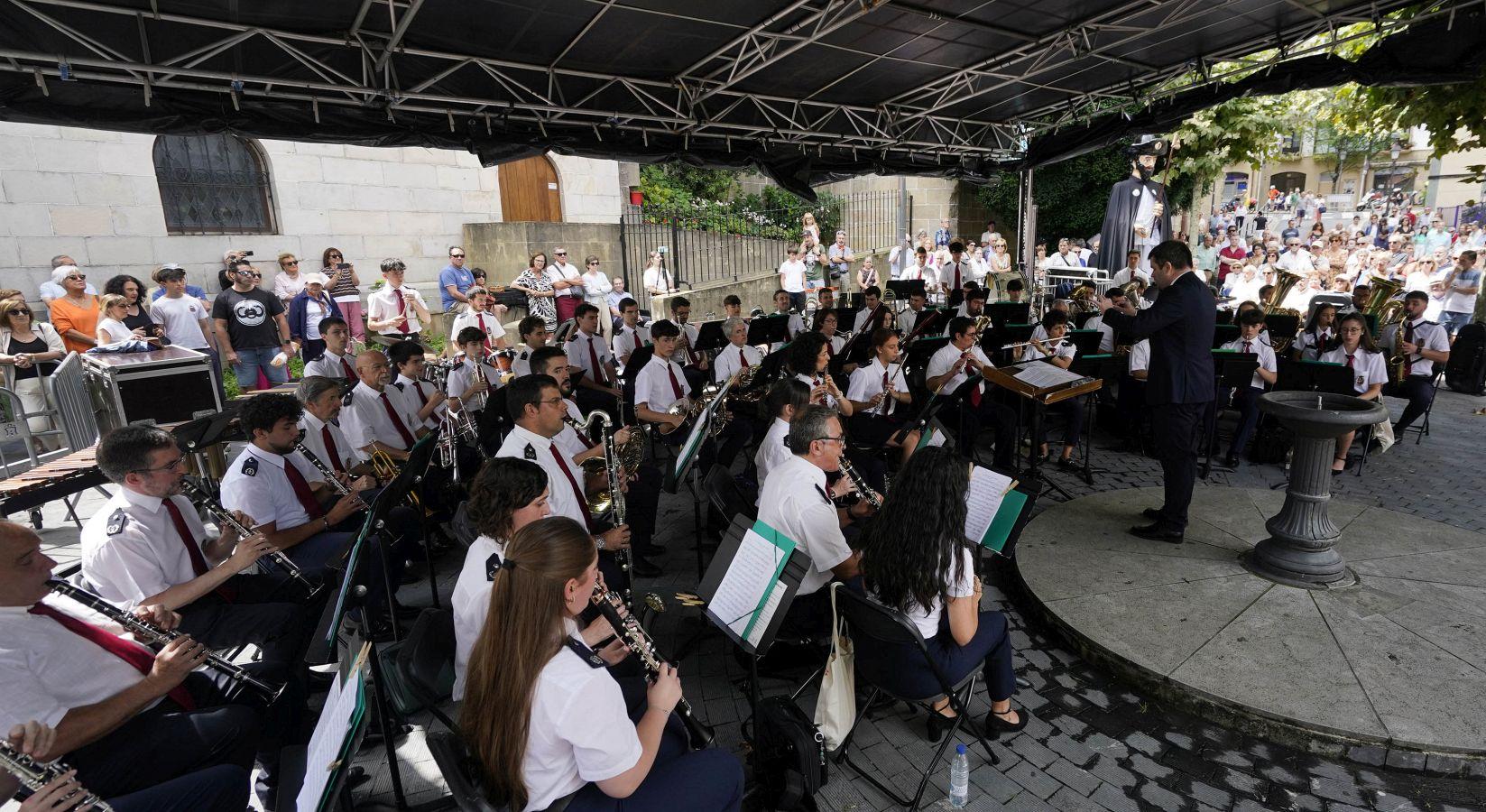 Así resonaron las polkas de Santiago en Irun
