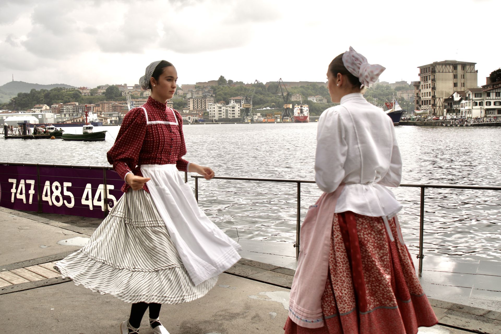 Pasaia-San Juan se rinde a la danza y el chocolate