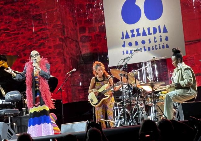 Dee Dee Bridgewater vivió ayer un intenso viernes, siempre con su perrito al lado: firmó emocionada en la expo de San Telmo, recibió el premio en la Trini y luego cantó con su cuarteto de mujeres.