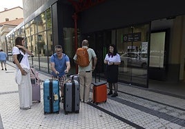 Viajeros acuden a la Estación del Norte, donde se les informa de que deben realizar su trayecto desde la estación de autobuses por los cortes ferroviarios de Cercanías.