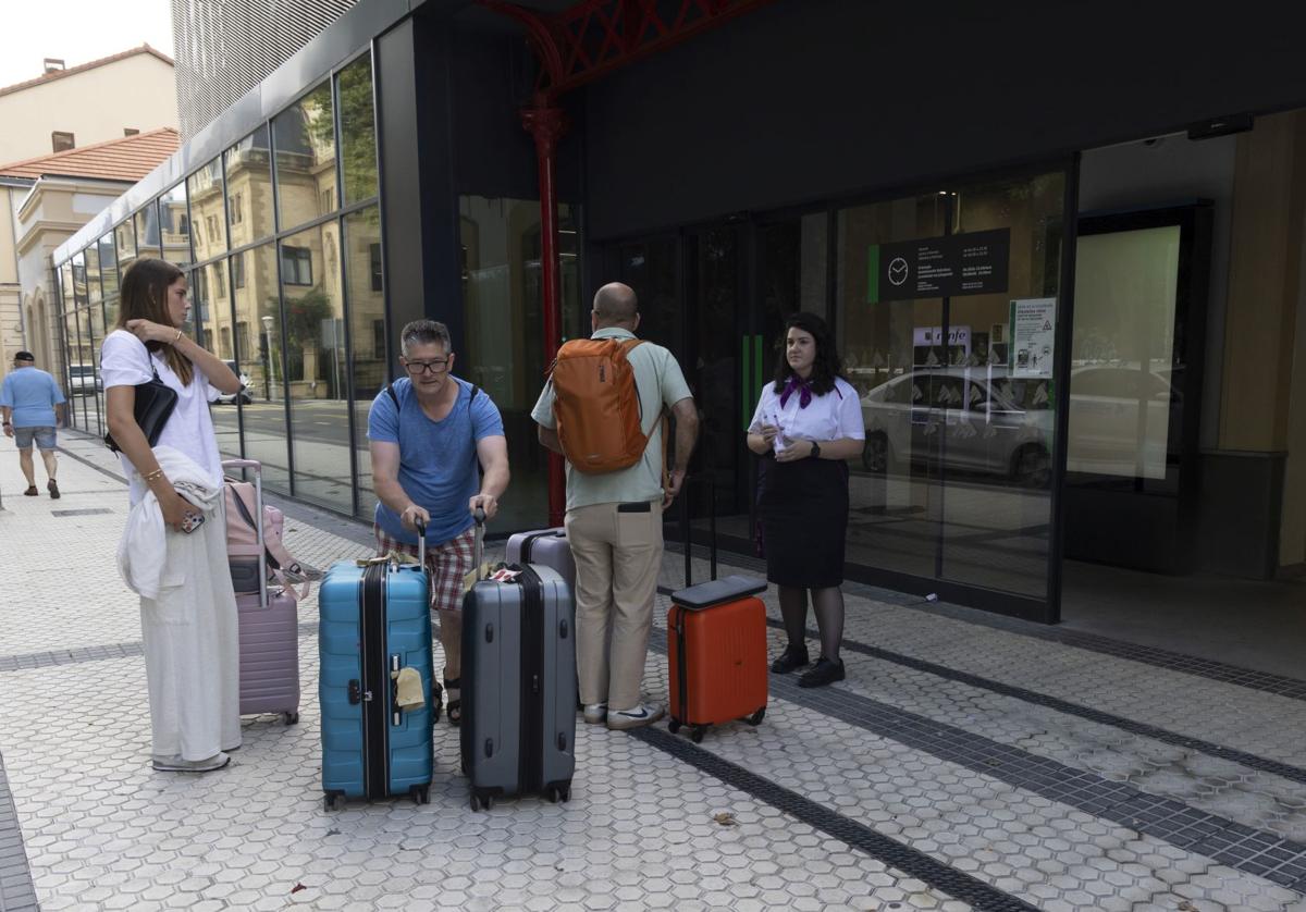 Viajeros acuden a la Estación del Norte, donde se les informa de que deben realizar su trayecto desde la estación de autobuses por los cortes ferroviarios de Cercanías.