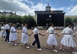 Los dantzaris de Oinkari ofrecieron un gran espectáculo de danzas vascas en Errebote plaza acompañados por los txistularis.