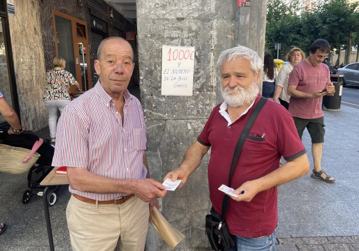 Josean Alberdi 'Goma' sigue vendiendo rifas para finciarar los conciertos suspendidos en las fiestas de Amaña.