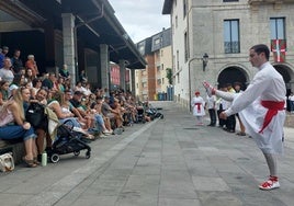Instante del desarrollo de Soka dantza ayer en la Plaza con la participación de los miembros de la Corporación.