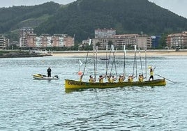 La trainera masculina con los remos en alto tras ganar hace unas semanas el Campeonato de España en aguas de Castro Urdiales.