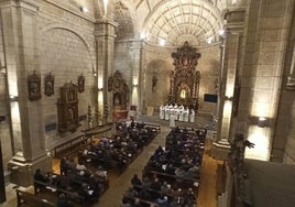 Emanaldia entzutera elizara hurbiltzen direnek sarrera doakoa dute.