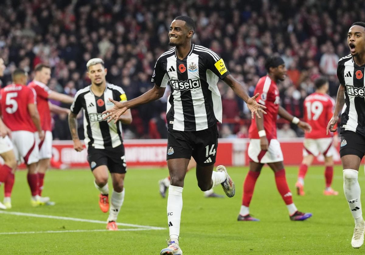 Isak celebra el gol que marcó al Forest esta pasada temporada.