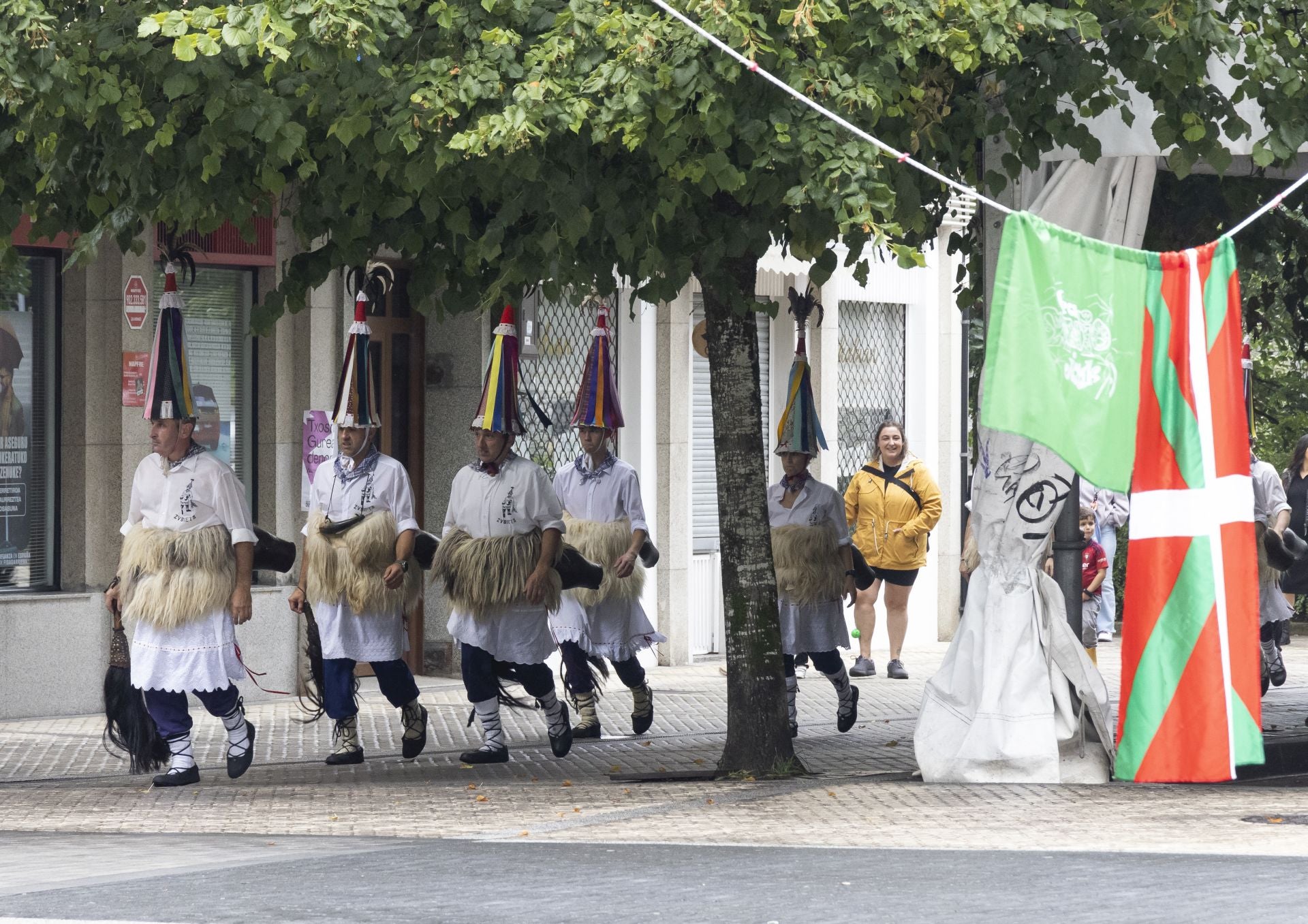 Ambiente festivo en Astigarraga por el día de Santa Ana