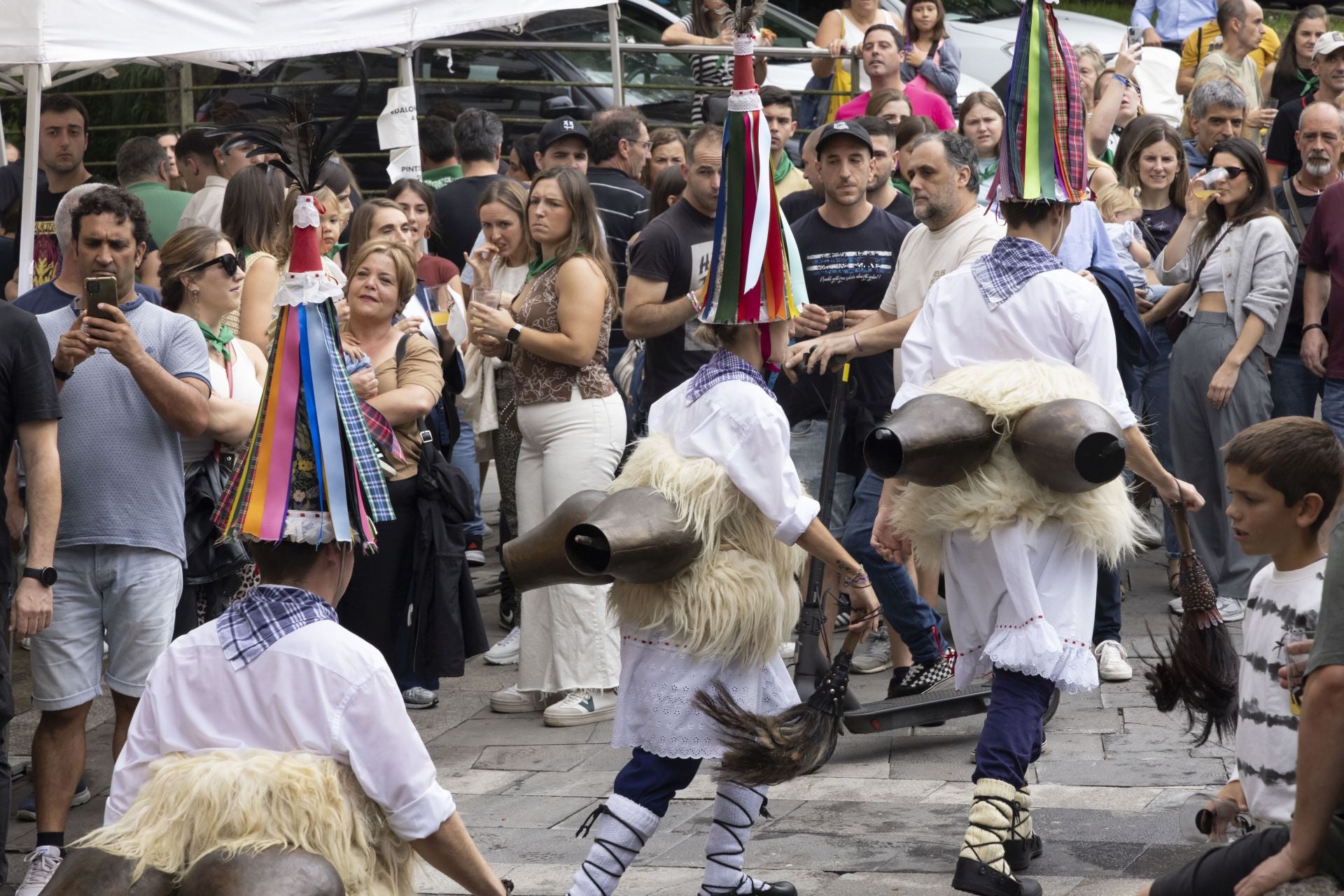 Ambiente festivo en Astigarraga por el día de Santa Ana