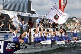 Arraun Lagunak celebra la conquista de la bandera de Getxo.