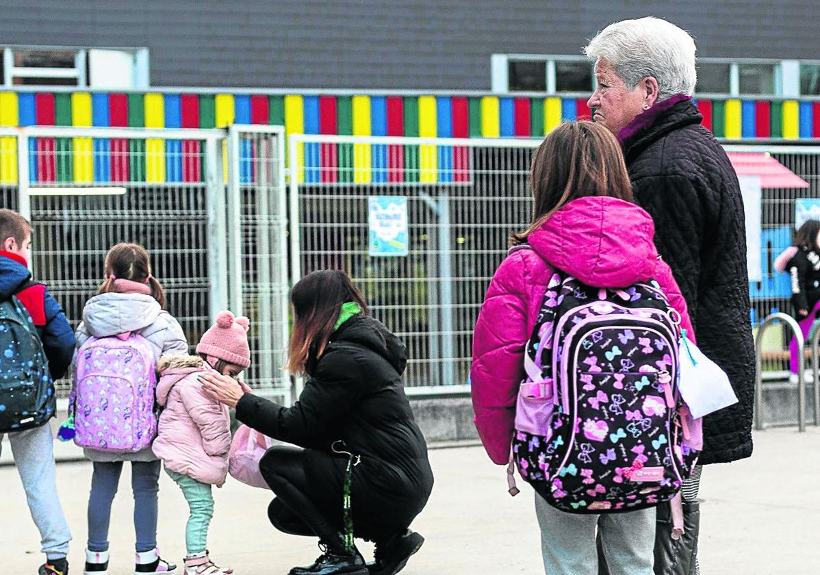 Un grupo de niños, a la entrada de un colegio guipuzcoano.