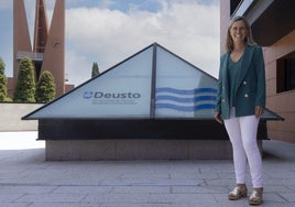 María José Aranguren posa para este periódico en la sede donostiarra de la Universidad de Deusto.
