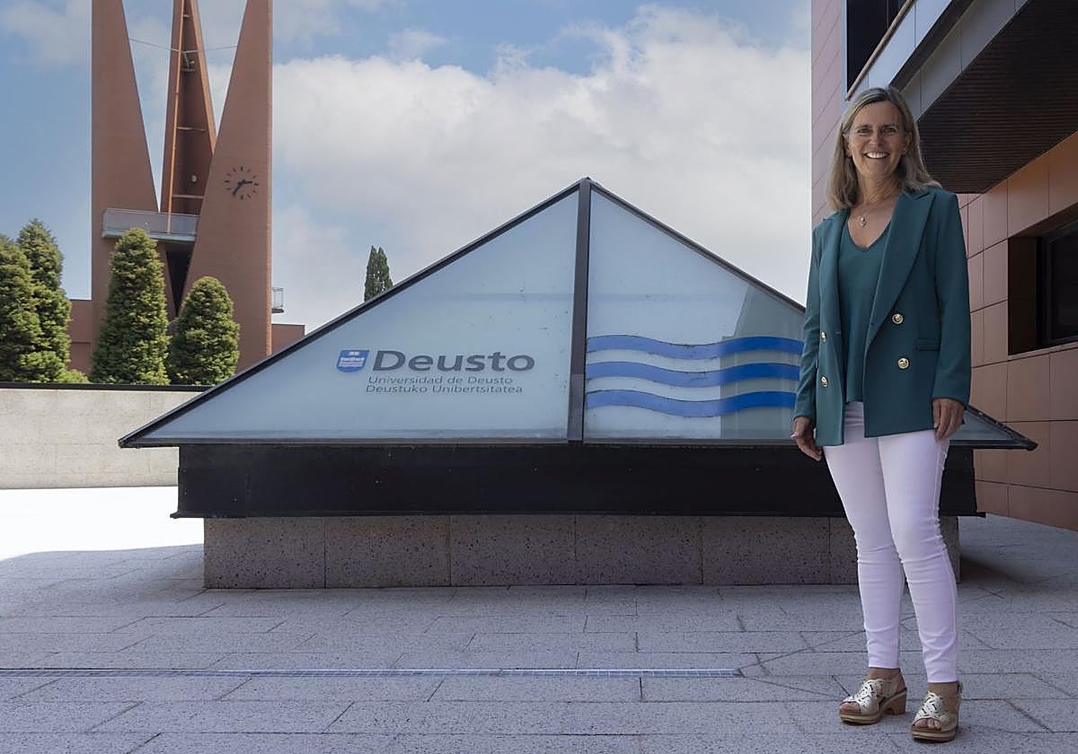 María José Aranguren posa para este periódico en la sede donostiarra de la Universidad de Deusto.