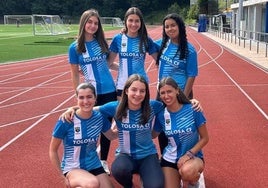Kattin, arriba, en el centro, junto a sus compañeras del Club Atletas Argixao.