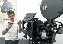 Carlos Muguiro, en las instalaciones de la Escuela de Cine Elías Querejeta, junto a un proyector de los años 30.
