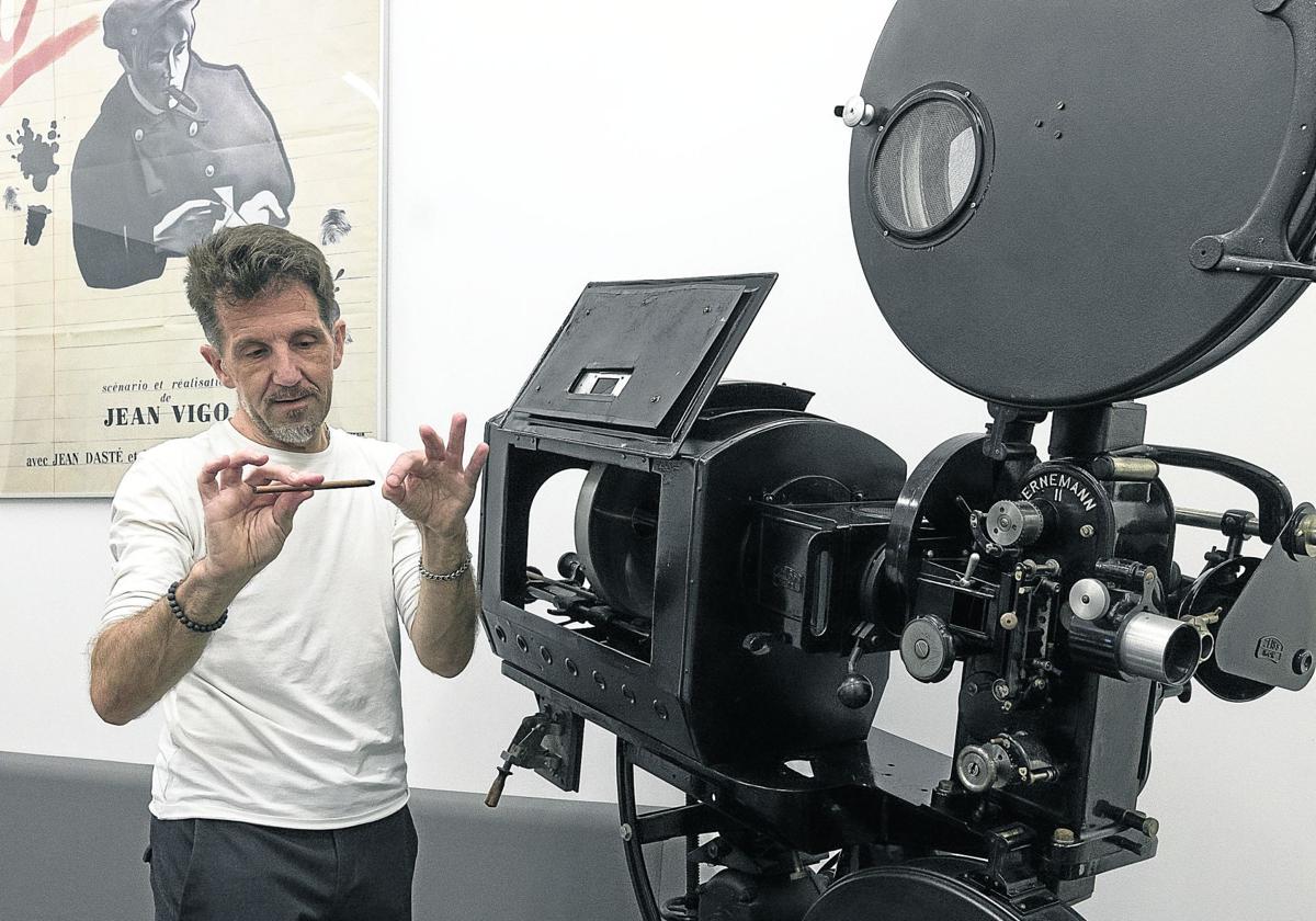 Carlos Muguiro, en las instalaciones de la Escuela de Cine Elías Querejeta, junto a un proyector de los años 30.