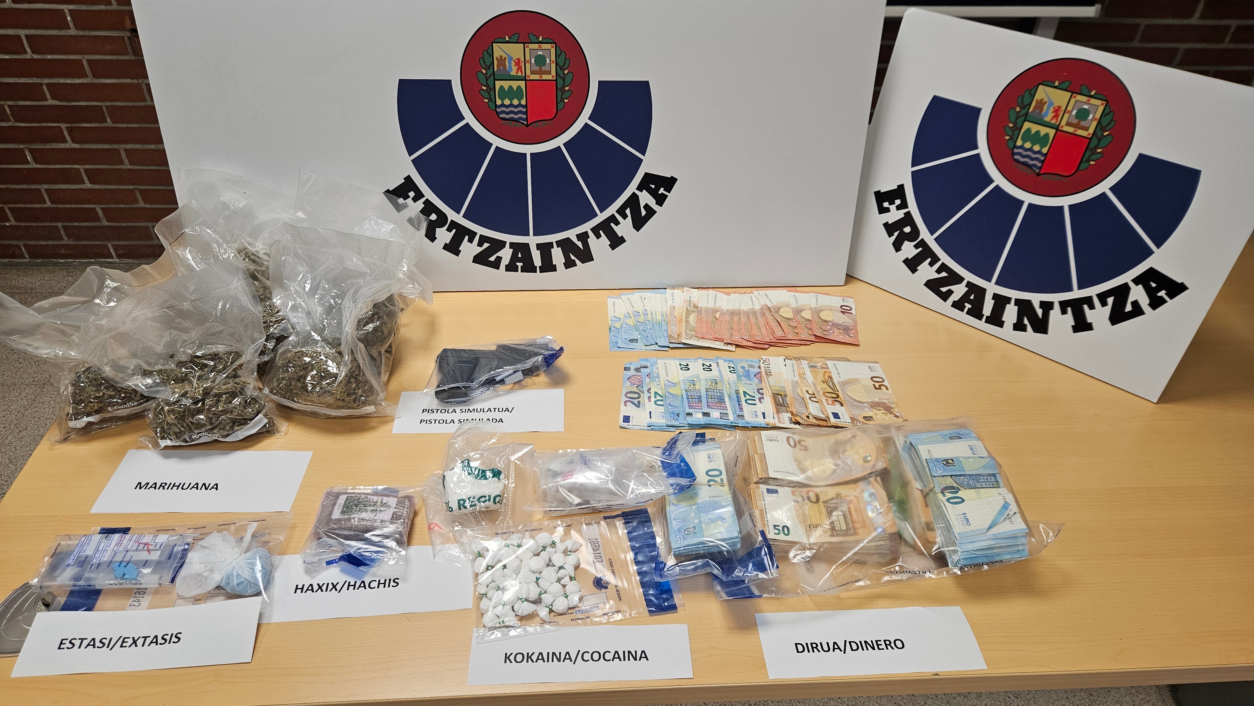 Todo el material incautado al hombre detenido en Errenteria.