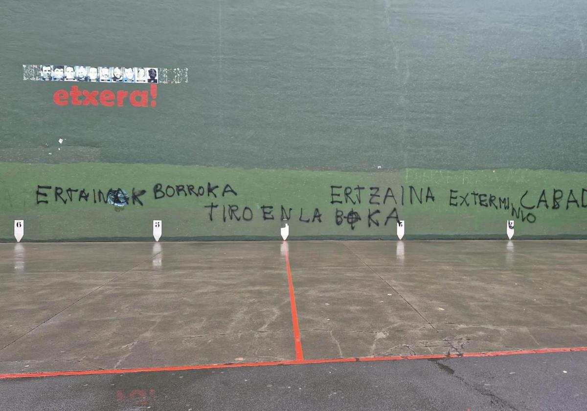 Pintadas contra la Ertzaintza aparecidas este sábado en el frontón de Hernani.