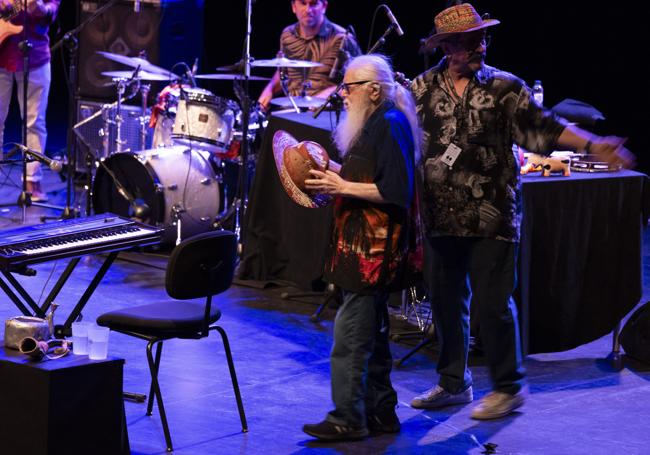 Hermeto Pascoal entra al escenario del Kursaal. El brasileño, de 89 años, actuó 'conectado' al oxígeno pero con su arte de siempre.