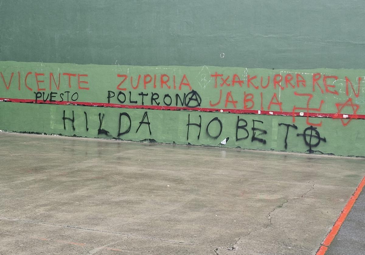 Pintadas contra Zupiria en el frontón de Hernani.