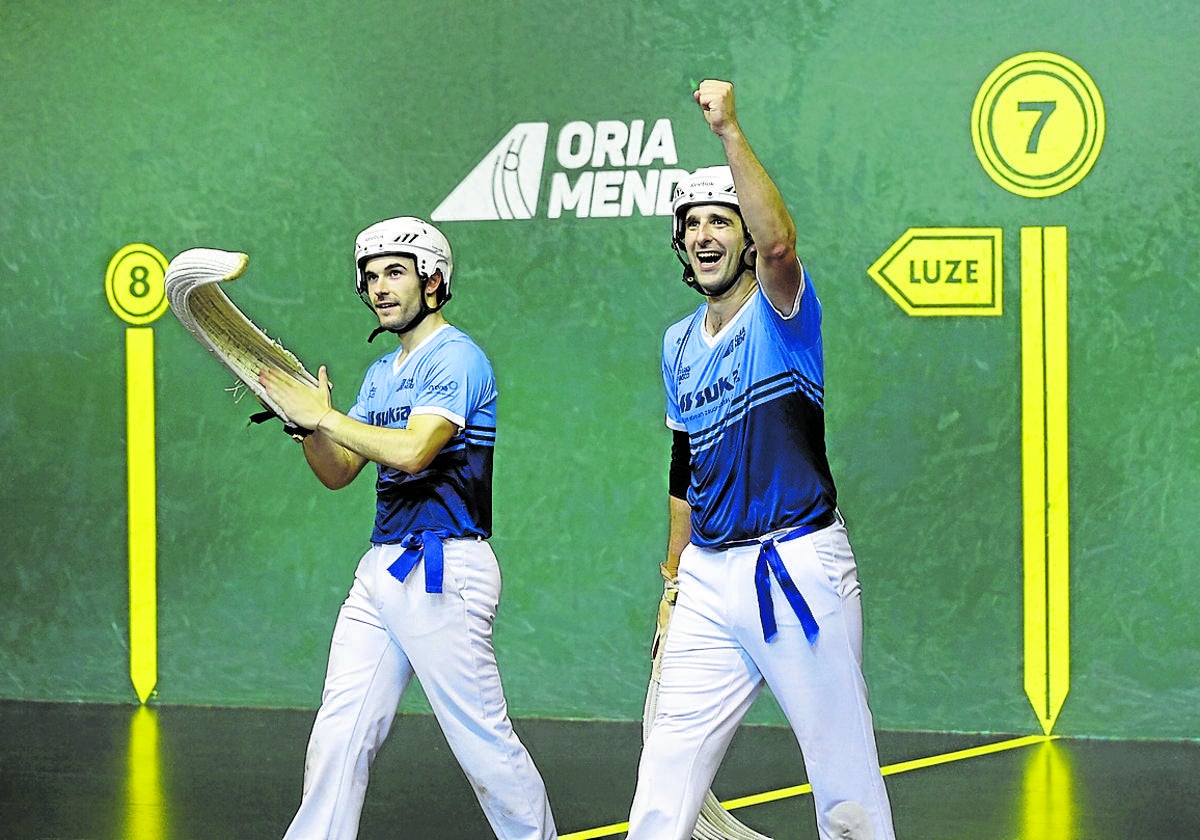 Kemen Aldabe y Aritz Juanenea celebran el triunfo en la final del Summer Season.