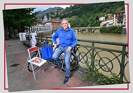 Javier Zurutuza, en el paseo Zumalakarregi, con la vista típica de Tolosa al fondo, con su bicicleta y el chandal del Tolosa CF.