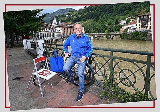 Javier Zurutuza, en el paseo Zumalakarregi, con la vista típica de Tolosa al fondo, con su bicicleta y el chandal del Tolosa CF.