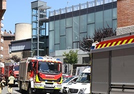 Bomberos en la calle San Roke, con el edificio acristalado de las piscinas al fondo, el pasado día 16 de julio.
