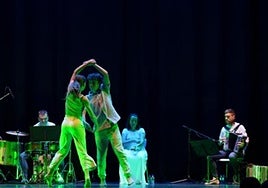 Con el agua como metáfora, el espectáculo recuerda y ensalza la figura de los trikitilaris Sakabi Gelatxo y Elgeta.