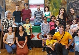 Fotografía grupal tras el acto de acogida que se ha desarrollado esta semana en el salón de plenos del Ayuntamiento de Hernani.