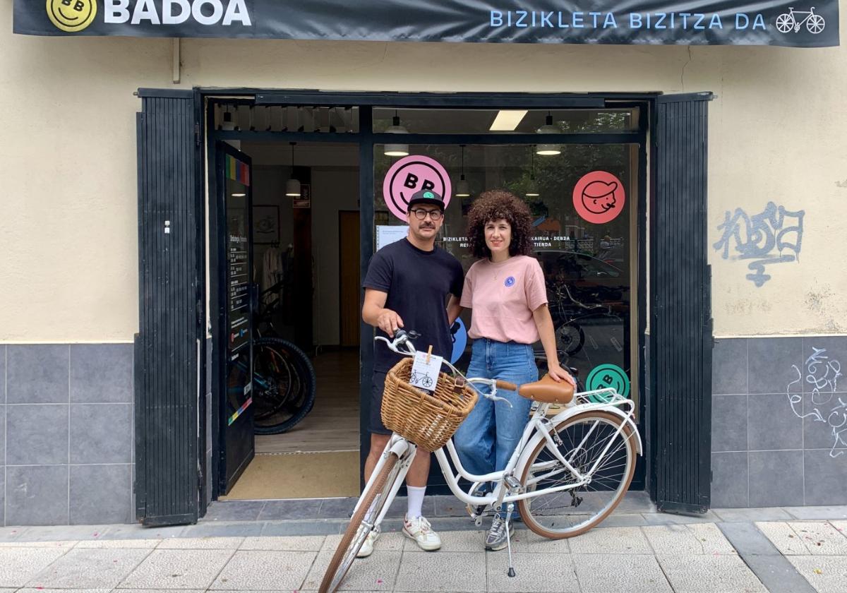 Fernando Romero y Susana Fernández, de Badoa, con una de las bicis de paseo.