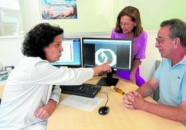 La investigadora Eunate Arana señala una imagen del pulmón de Luis Mari López, uno de los participantes en el estudio al que se le ha detectado un tumor.
