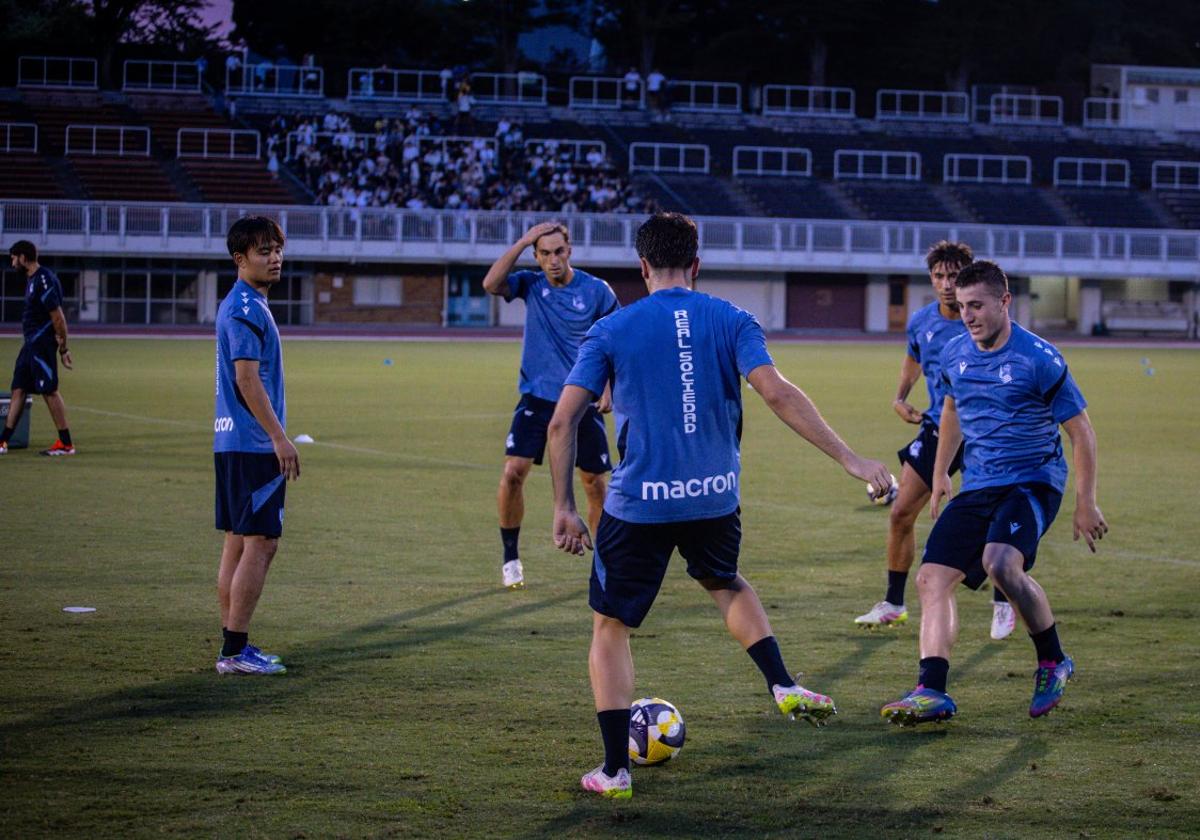 Mariezkurrena trata de robar un balón durante un rondo en uno de los entrenamientos celebrados en Japón.