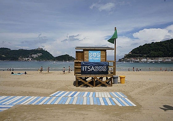 Una imagen de la caseta de socorristas con la bandera verde en la playa de La Concha.