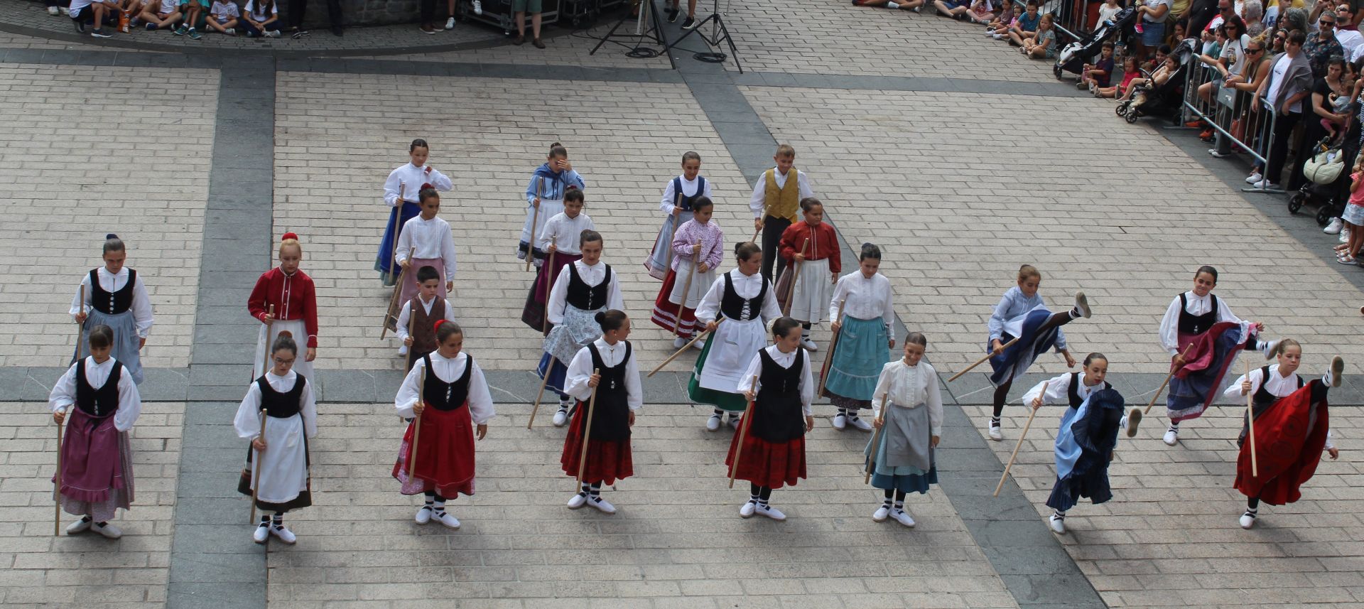 Erraldoiek hartu dute Azpeitia Umeen Egunean