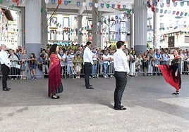 Vanesa Blanco le bailó a Irati Alonso en la 'Esku-dantza' de santarenos en una plaza abarrotada de vecinos.