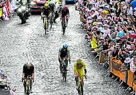 Van Aert ataca por un costado a Pogacar en la subida adoquinada a Montmartre.