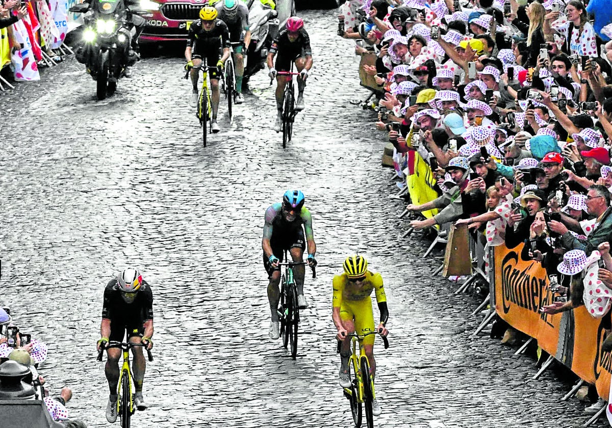 Van Aert ataca por un costado a Pogacar en la subida adoquinada a Montmartre.