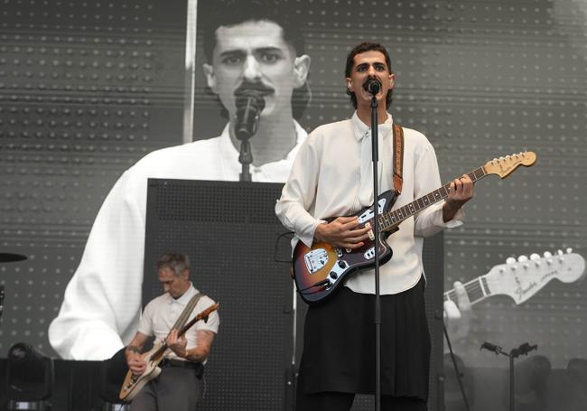Según el Jazzaldia 30.000 personas vieron a Bulego el sábado en la playa. En la foto, su cantante, Tom Lizarazu