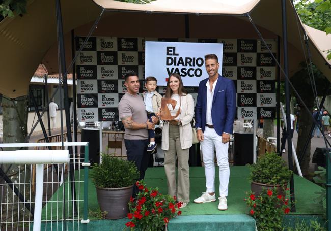 Iosu Larrarte, de DV, entrega el trofeo a los propietarios de 'Parting Glass'.