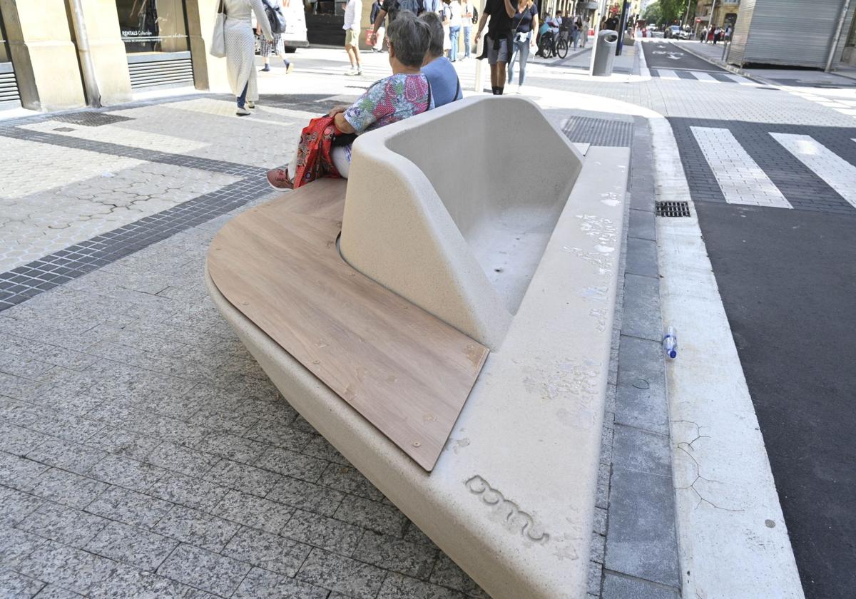 Hace unas semanas se abrió al tráfico la renovada calle Easo y poco a poco se van colocando el resto de elementos del mobiliario urbano. Llama la atención el tipo de bancos colocados que, por un lado, sirven para sentarse y, por el otro, el lado que da a la calzada, cumplirán una función de jardinera.
