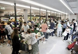 Las diez cajeras del nuevo Mercadona de Bidebieta tuvieron trabajo en la mañana de ayer.