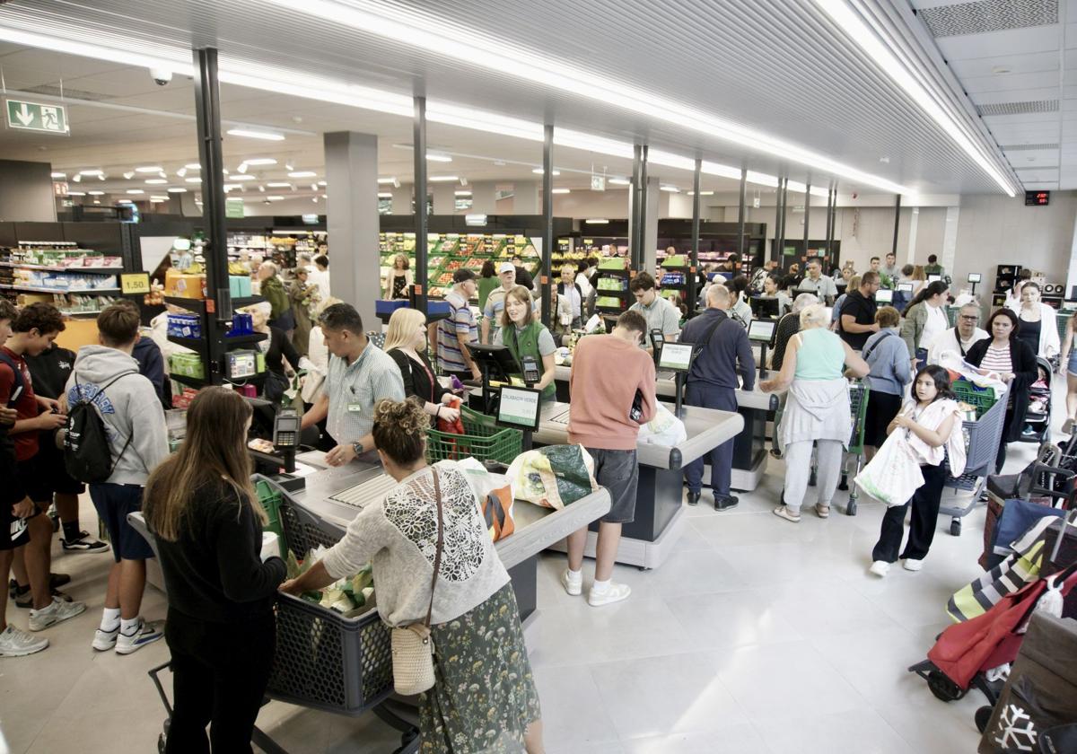 Las diez cajeras del nuevo Mercadona de Bidebieta tuvieron trabajo en la mañana de ayer.
