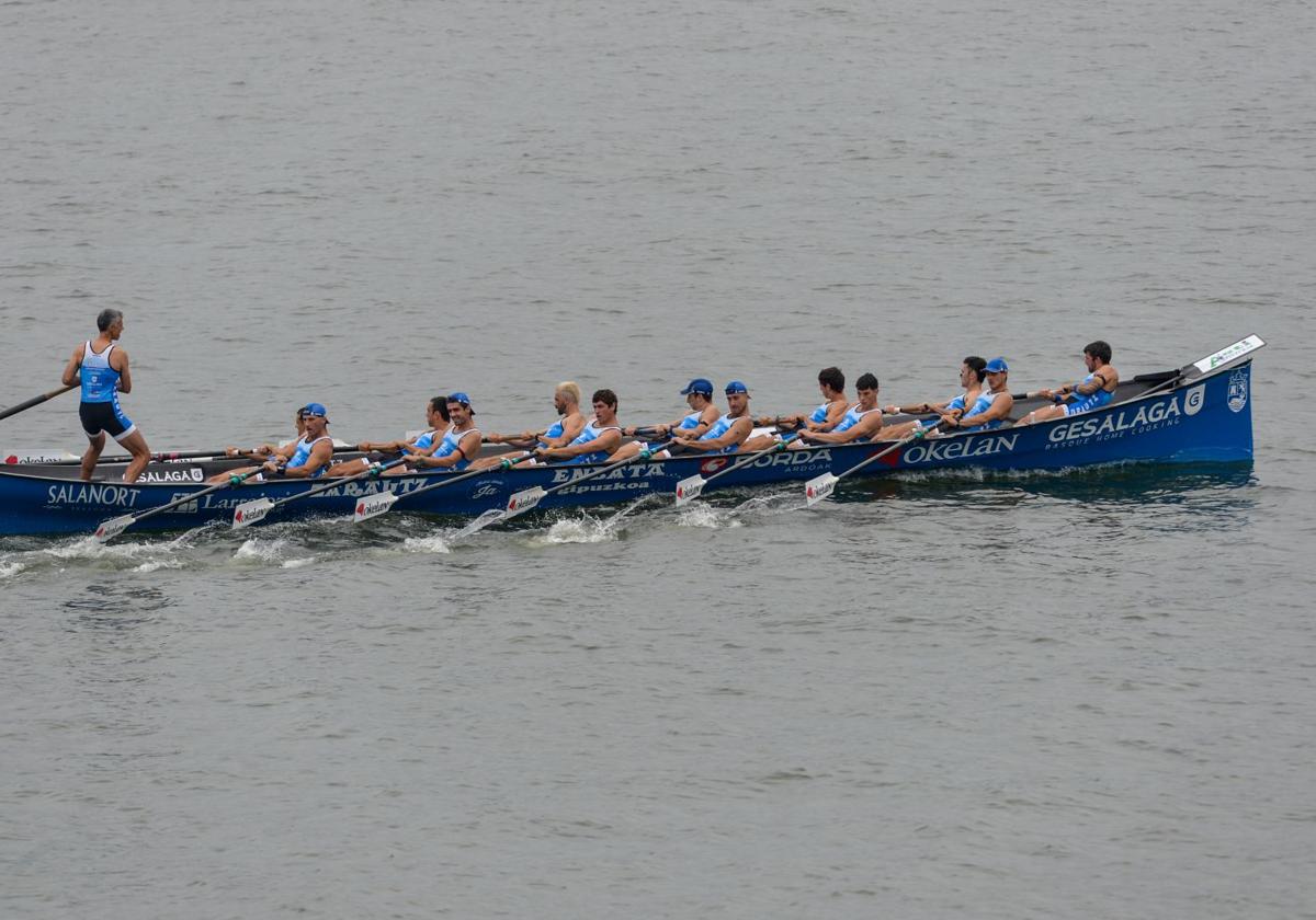 La trainera de Zarautz rema durante la regata en Santurtzi
