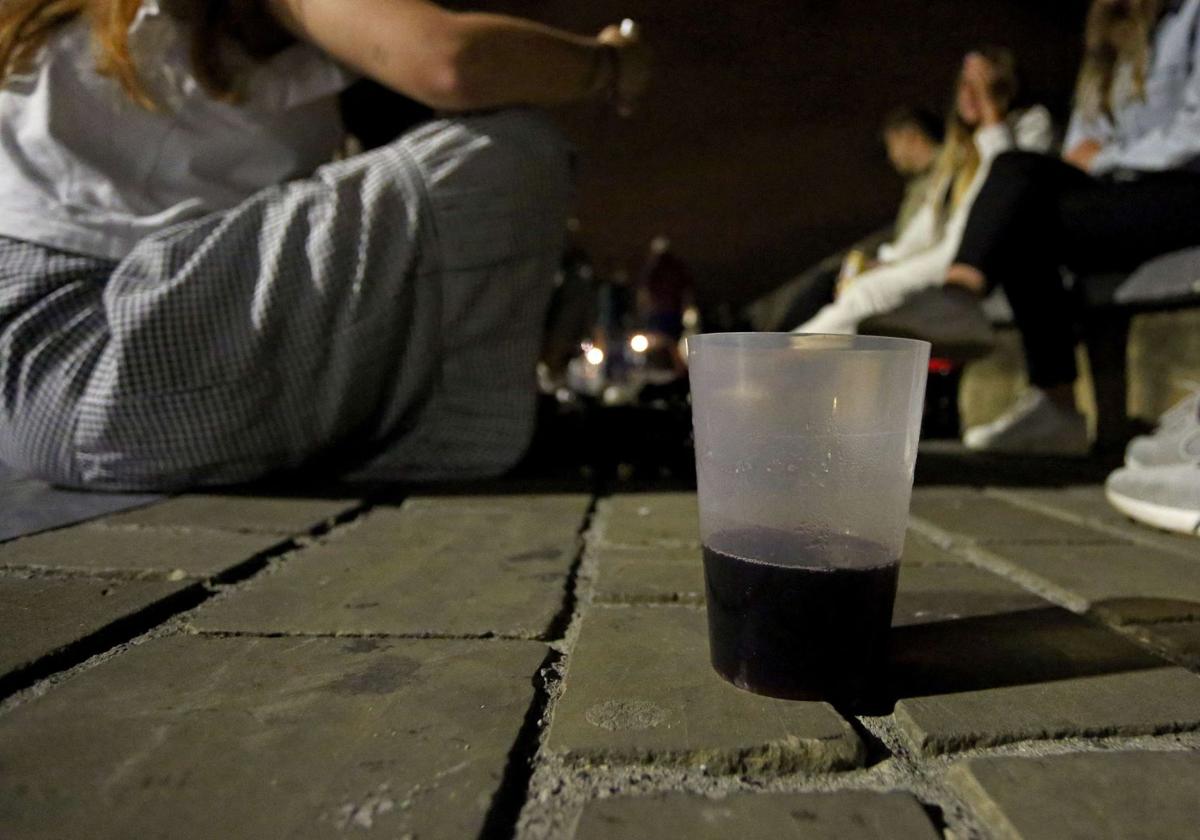 Grupos de jóvenes hacen botellón en el Muelle, una imagen que se repite cada fin de semana.