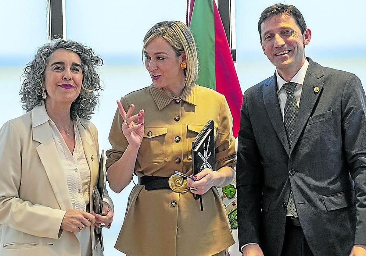 La vicelehendakari Ibone Bengoetxea y los consejeros Maria Ubarretxena y Noël d'Anjou