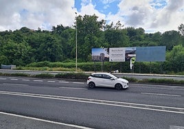 Un operario coloca el cartel que anuncia una de las promociones de venta libre del Infierno.