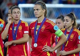 Irene Paredes se lamenta tras el cruel desenlace de la selección española ante Inglaterra en la final de la Eurocopa.